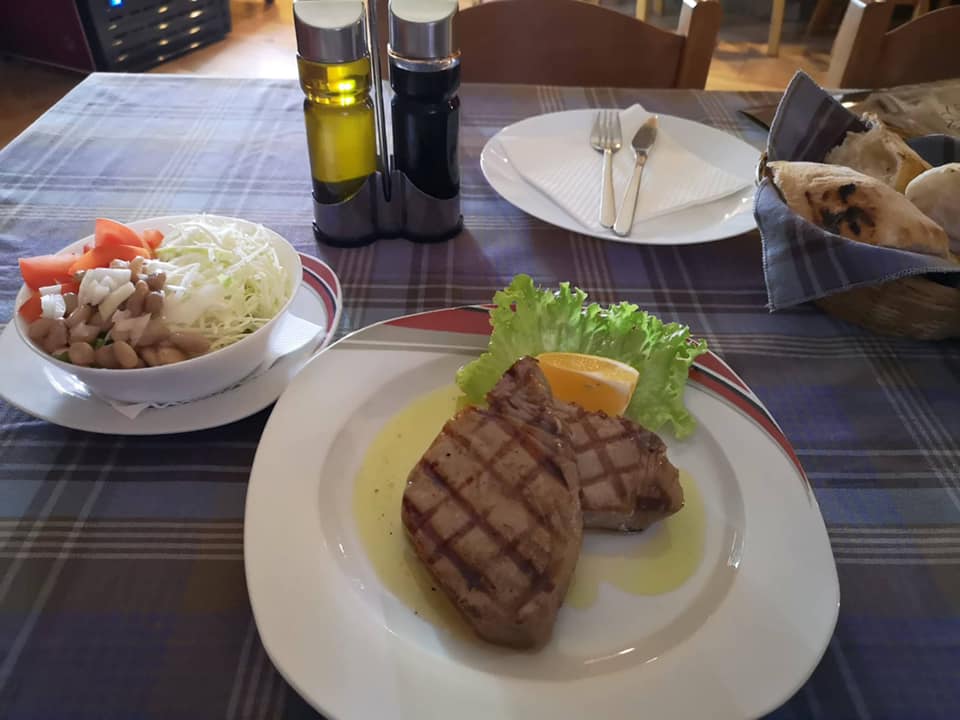 Tuna steak s pomfritom