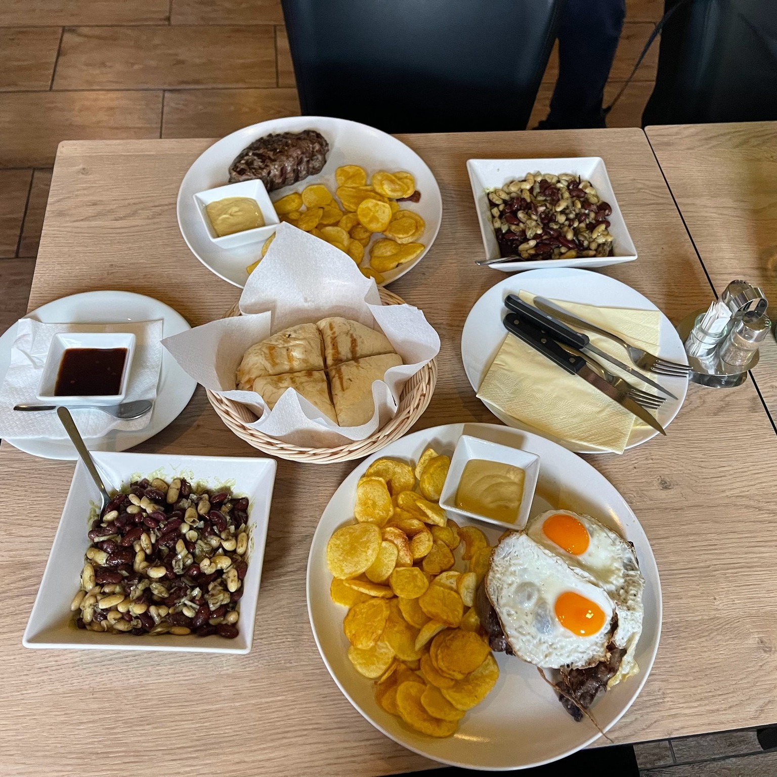 Bogata ponuda jela na stolu