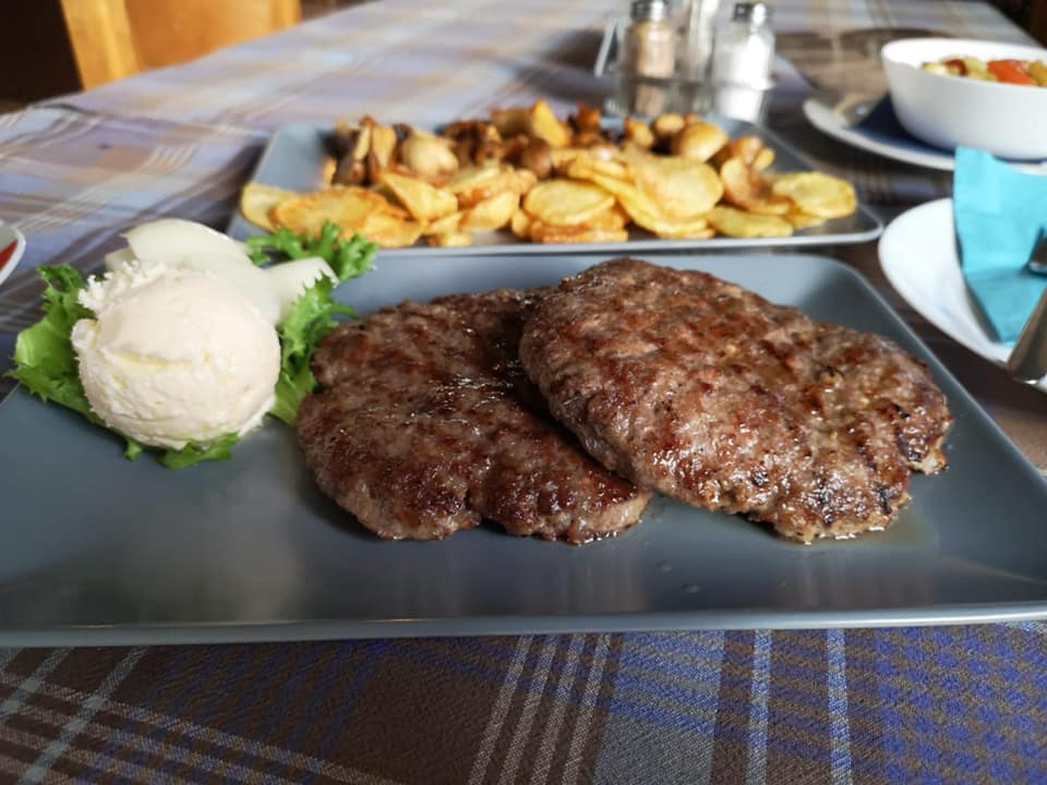 Pljeskavica sa salatom