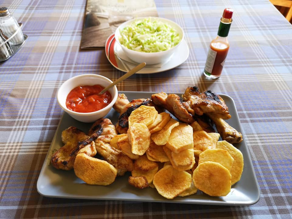 Piletina s krumpirom i salatom