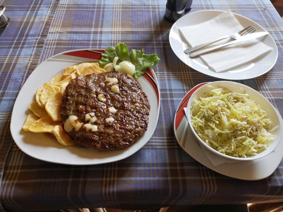 Pljeskavica sa salatom od kupusa